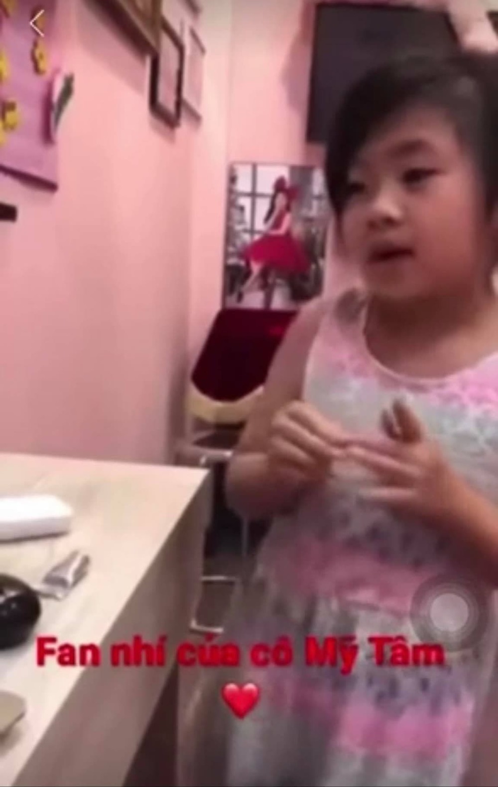 Ái nữ của cố diễn viên Mai Phương càng lớn càng giống mẹ, say sưa hát nhạc Mỹ Tâm khiến khán giả nghẹn ngào - Ảnh 1