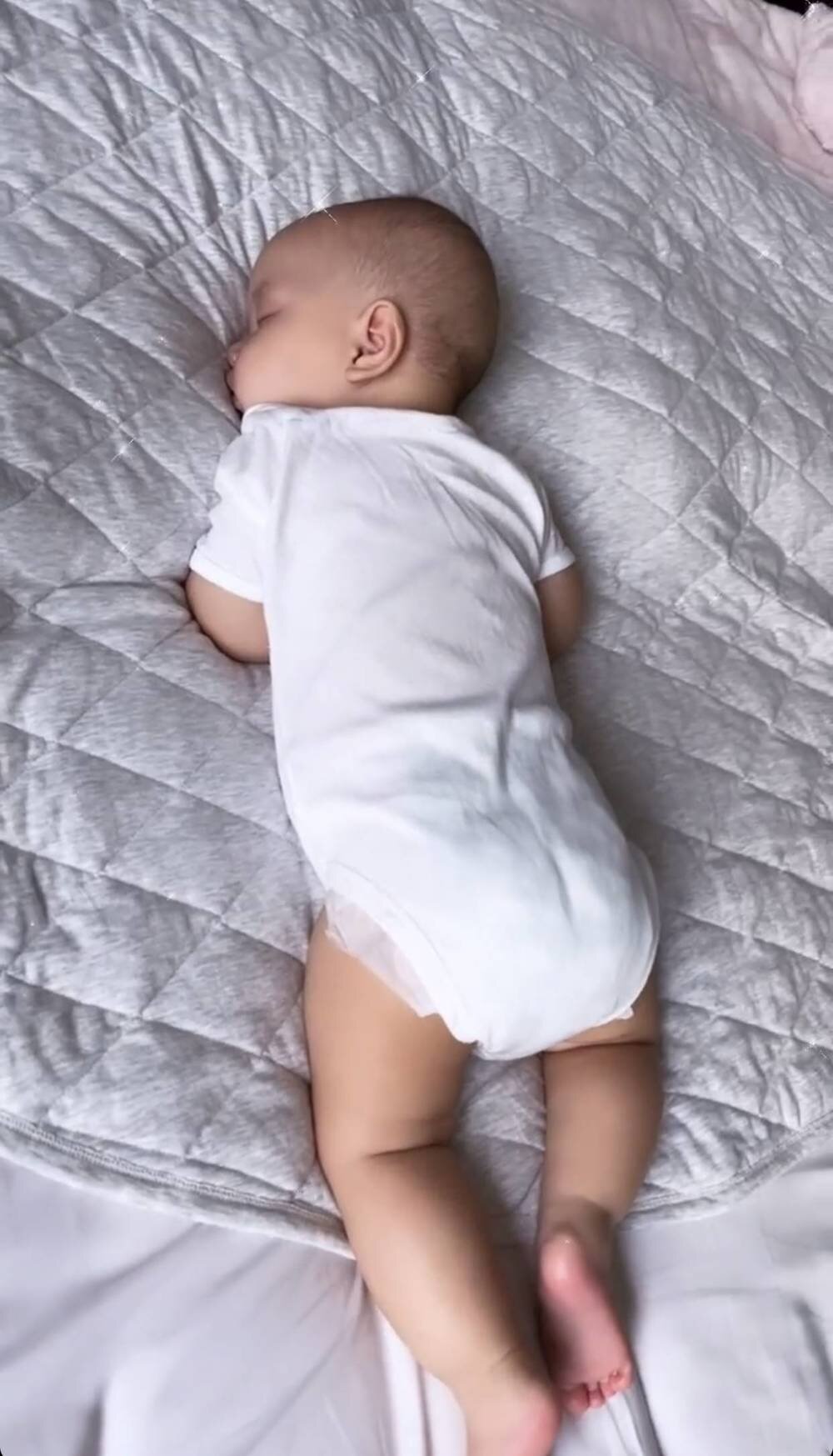 Những lỗi cơ bản khi chăm con khiến các mẹ bìm Đông Nhi, Hà Hồ bị dân mạng bắt bẻ - Ảnh 2 Những lỗi cơ bản khi chăm con khiến các mẹ bìm Đông Nhi, Hà Hồ bị dân mạng bắt bẻ - Ảnh 2