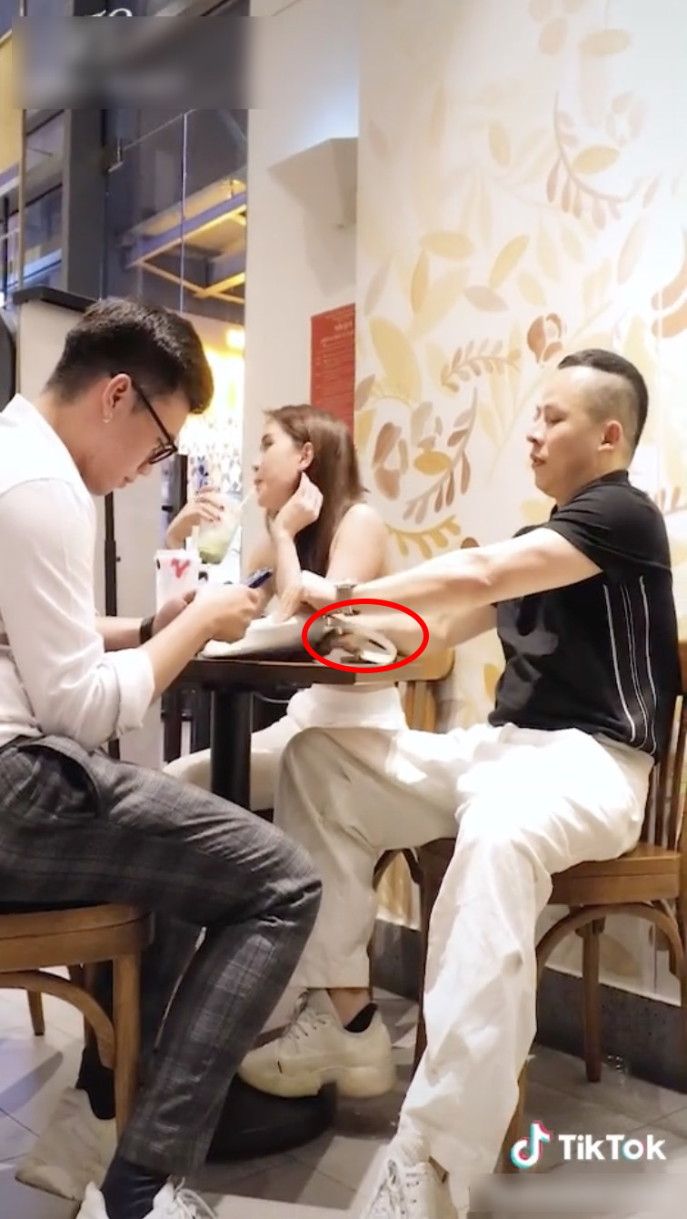 Để làm 'vợ tin đồn' vui, ông bầu đã lén bỏ một xấp tiền 'khá dày' vào túi xách. Ảnh: Chụp màn hình Để làm 'vợ tin đồn' vui, ông bầu đã lén bỏ một xấp tiền 'khá dày' vào túi xách. Ảnh: Chụp màn hình