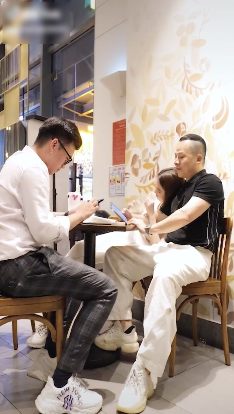 Vũ Khắc Tiệp và Ngọc Trinh ''tình bể bình' tại quán cà phê. Ảnh: Chụp màn hình Vũ Khắc Tiệp và Ngọc Trinh ''tình bể bình' tại quán cà phê. Ảnh: Chụp màn hình