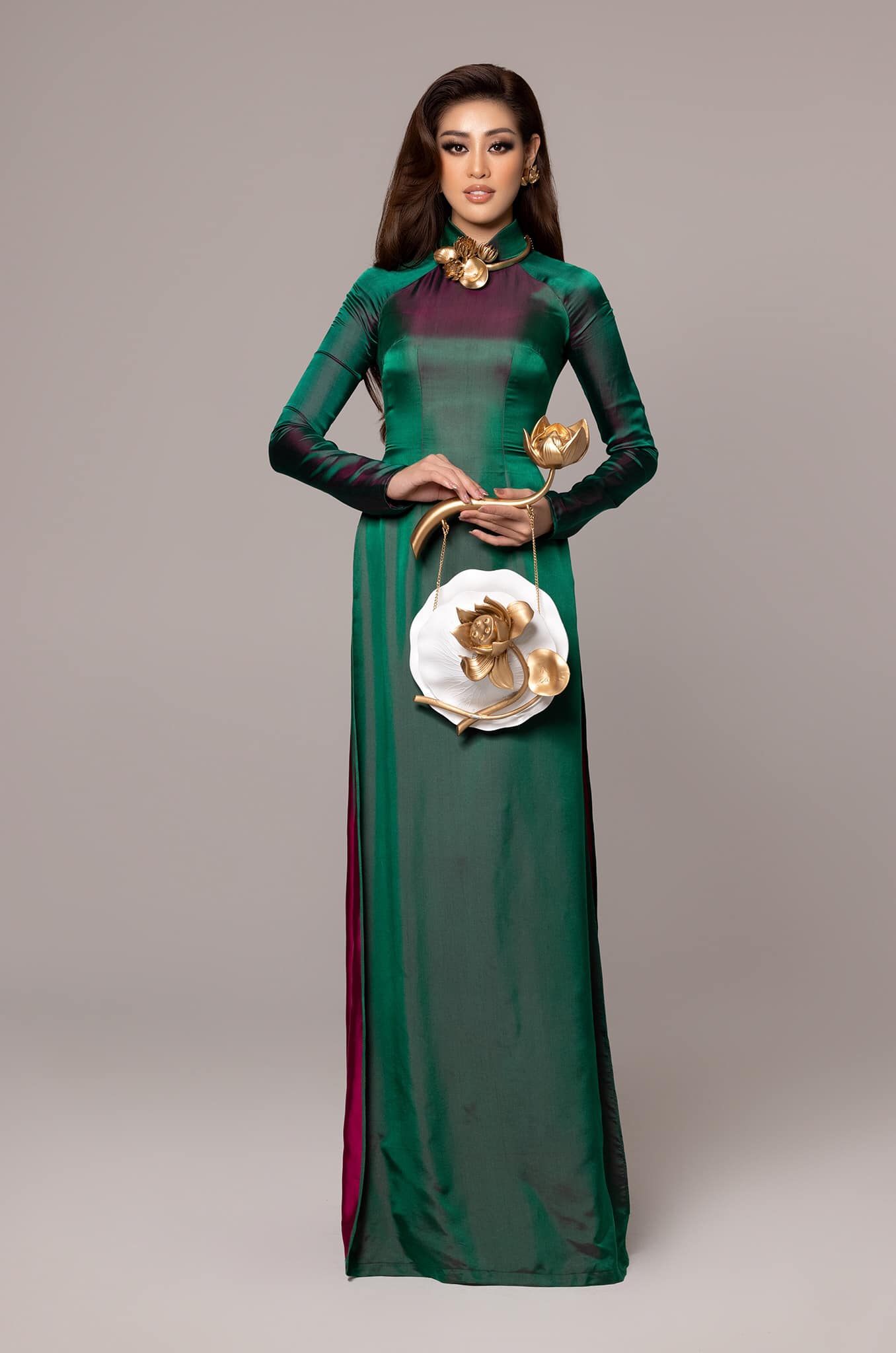 Khánh Vân thướt tha trong tà áo dài, đúng chuẩn 'quốc sắc thiên hương' trước thềm bán kết Miss Universe - Ảnh 5 Khánh Vân thướt tha trong tà áo dài, đúng chuẩn 'quốc sắc thiên hương' trước thềm bán kết Miss Universe - Ảnh 5