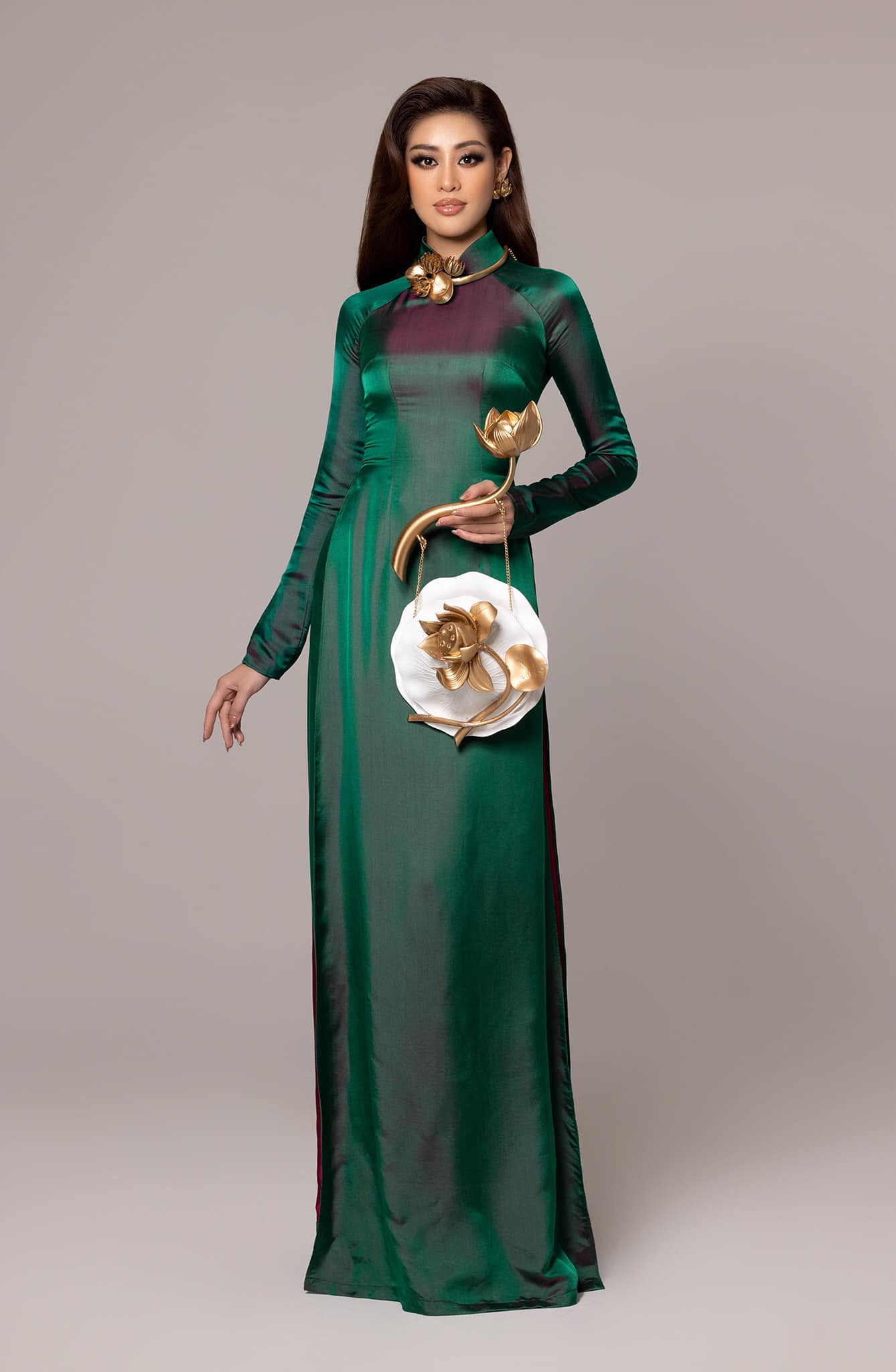 Khánh Vân thướt tha trong tà áo dài, đúng chuẩn 'quốc sắc thiên hương' trước thềm bán kết Miss Universe - Ảnh 3 Khánh Vân thướt tha trong tà áo dài, đúng chuẩn 'quốc sắc thiên hương' trước thềm bán kết Miss Universe - Ảnh 3
