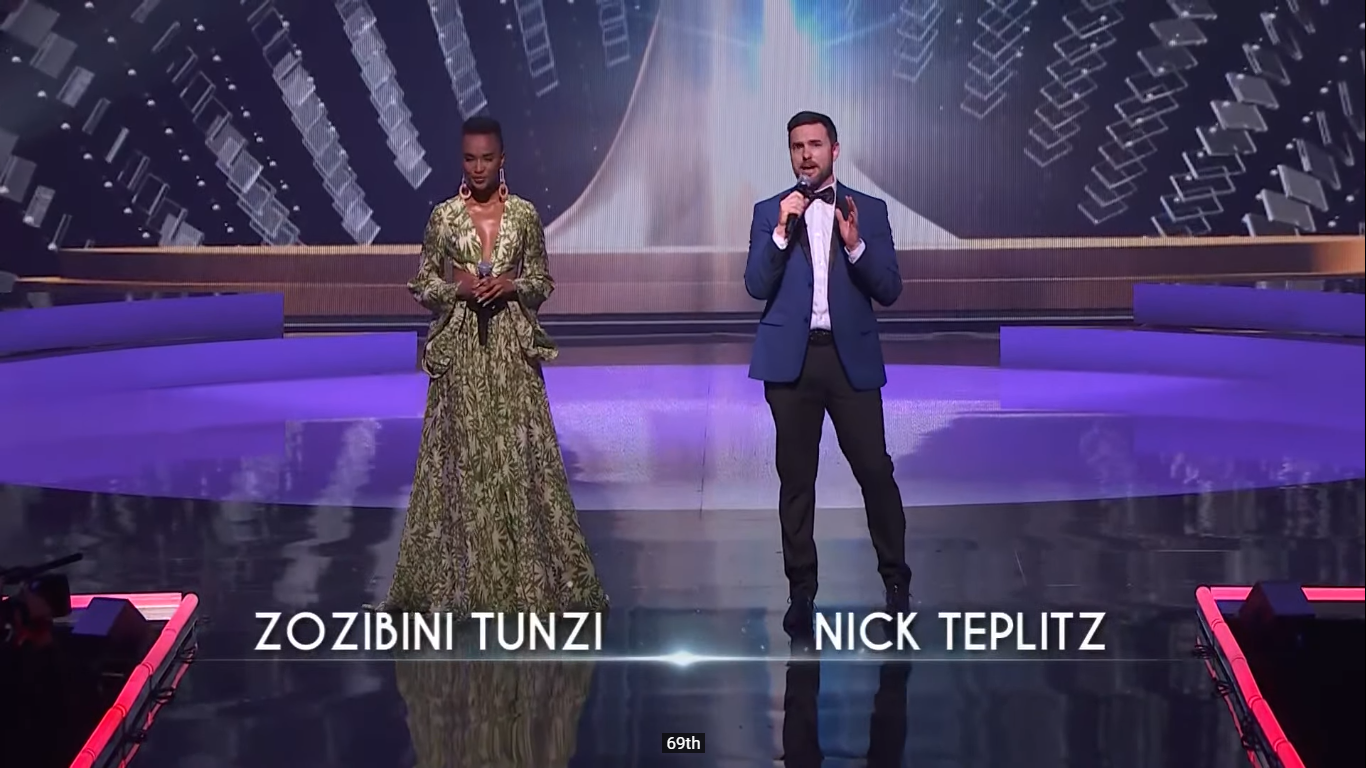 7:01 (GMT+7) Hai MC ZOZIBINI TUNZI và NICK TEPLITZ đại diện ban tổ chức chính thức khai mạc phần thi 7:01 (GMT+7) Hai MC ZOZIBINI TUNZI và NICK TEPLITZ đại diện ban tổ chức chính thức khai mạc phần thi