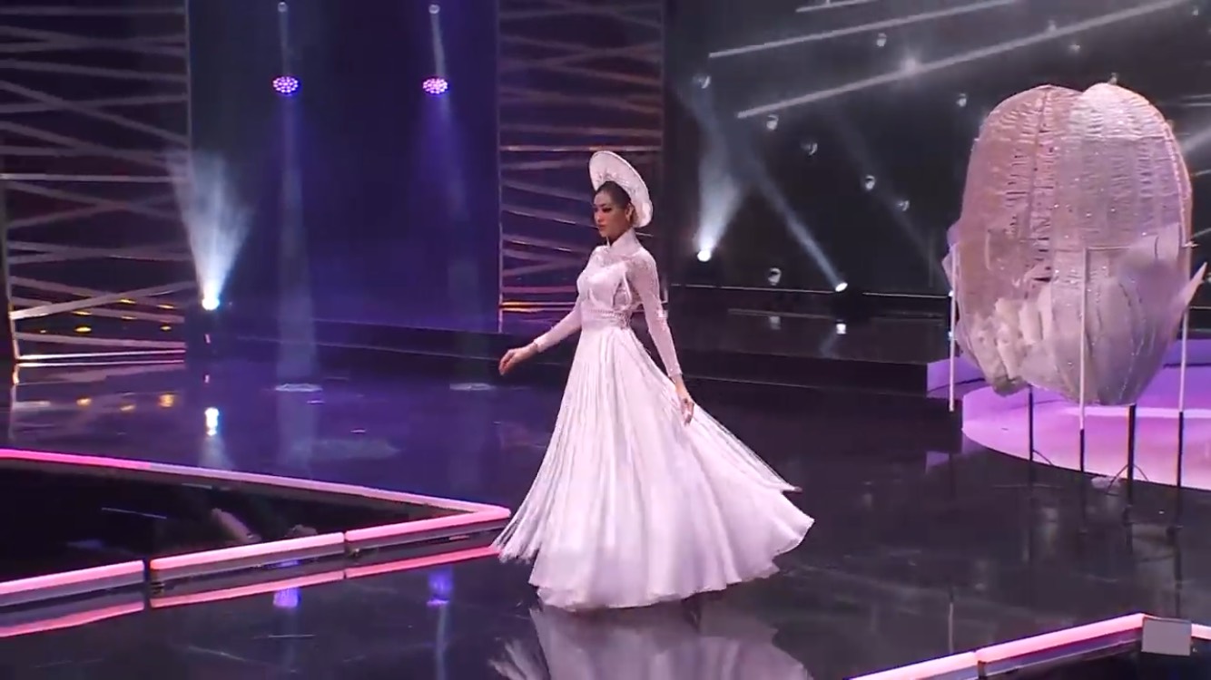 Khánh Vân e ấp trong 'Kén em', thần thái 'đỉnh của chóp' tại phần thi Trang phục dân tộc (National Costume) của Miss Universe - Ảnh 2 Khánh Vân e ấp trong 'Kén em', thần thái 'đỉnh của chóp' tại phần thi Trang phục dân tộc (National Costume) của Miss Universe - Ảnh 2