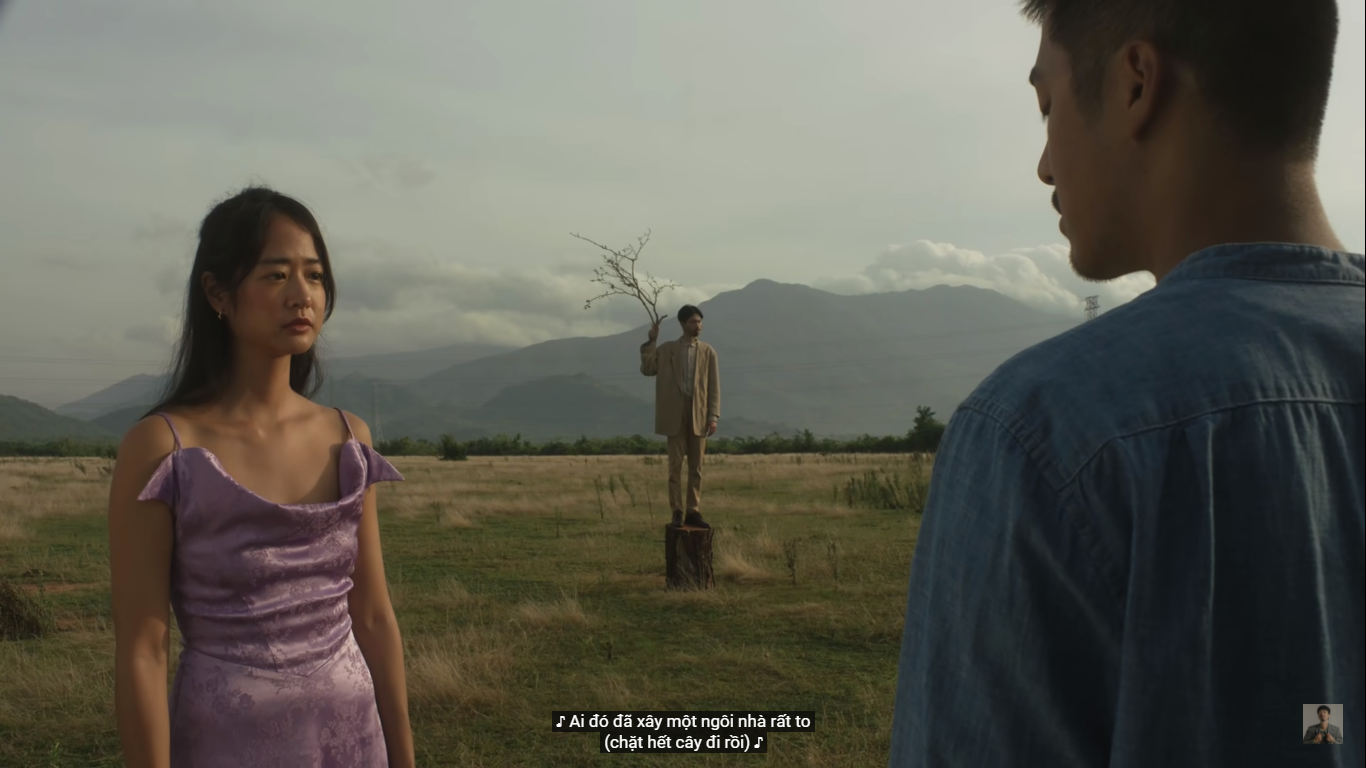 Hình ảnh và lời bài hát được cho là giống với cuộc chạy trốn của Mị và A Phủ khỏi sự áp bức của nhà thống lí Pá Tra trong tác phẩm Vợ chồng A Phủ của nhà văn Tô Hoài.