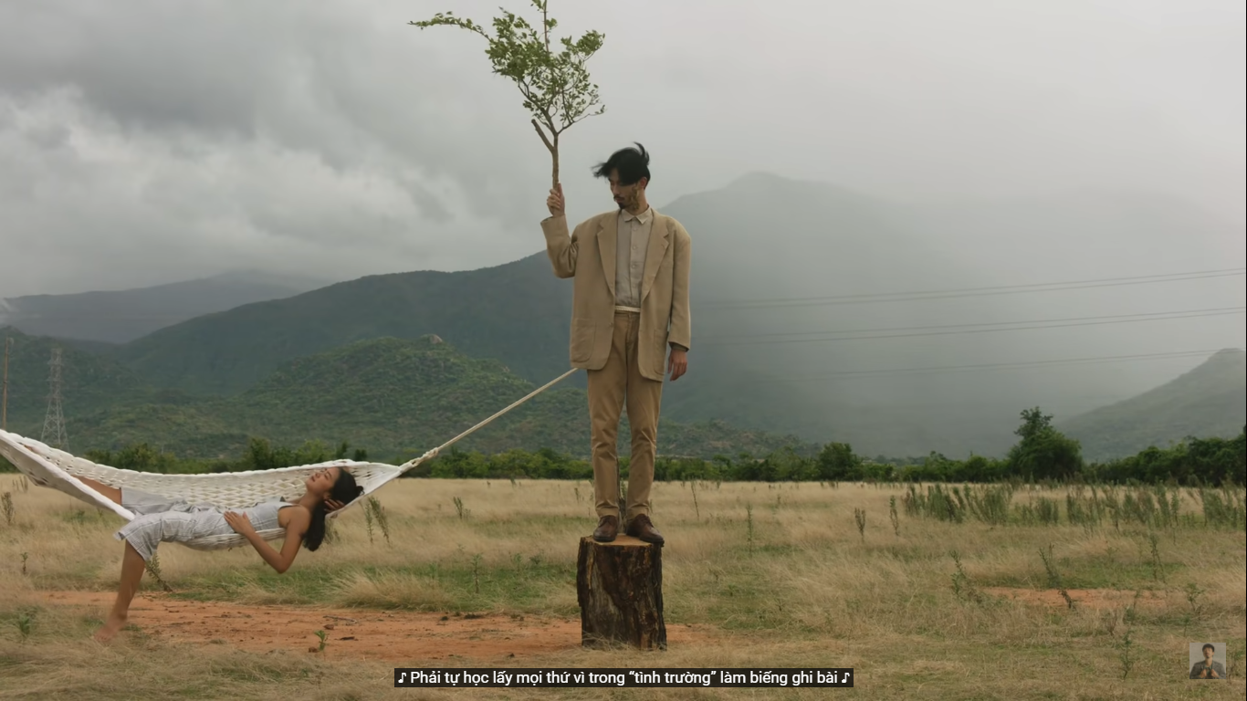 Trong MV Trốn tìm, nam ca sĩ đã vào vai một cái cây, chứng kiến toàn bộ quá trình lớn lên của một cô gái. Ảnh chụp màn hình