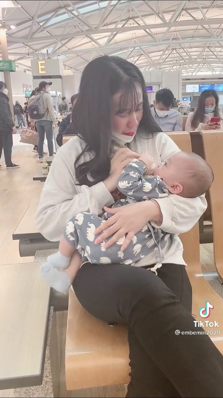 Nghe những lời người mẹ trẻ dặn đứa con thơ ai nấy cũng đều rưng rưng nước mắt. Nghe những lời người mẹ trẻ dặn đứa con thơ ai nấy cũng đều rưng rưng nước mắt.