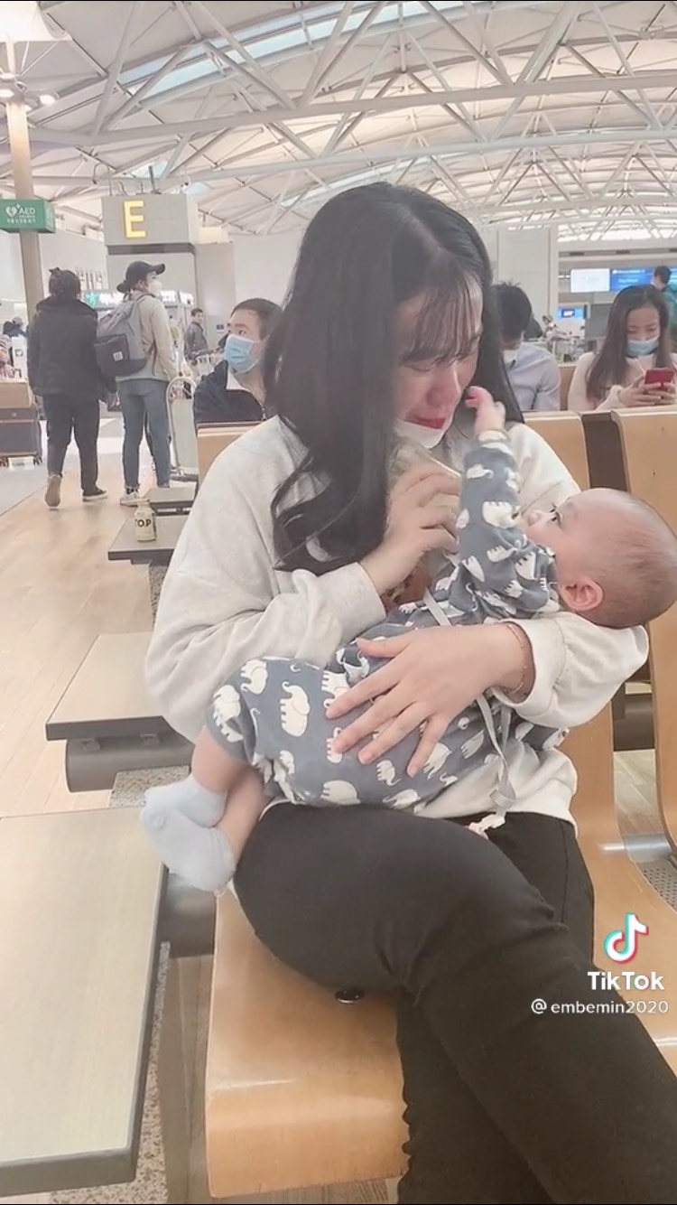 Em bé chạm tay lên mặt mẹ, như muốn quyến luyến chút hơi âm trước lúc chia xa khiến người mẹ òa khóc nức nở. Em bé chạm tay lên mặt mẹ, như muốn quyến luyến chút hơi âm trước lúc chia xa khiến người mẹ òa khóc nức nở.