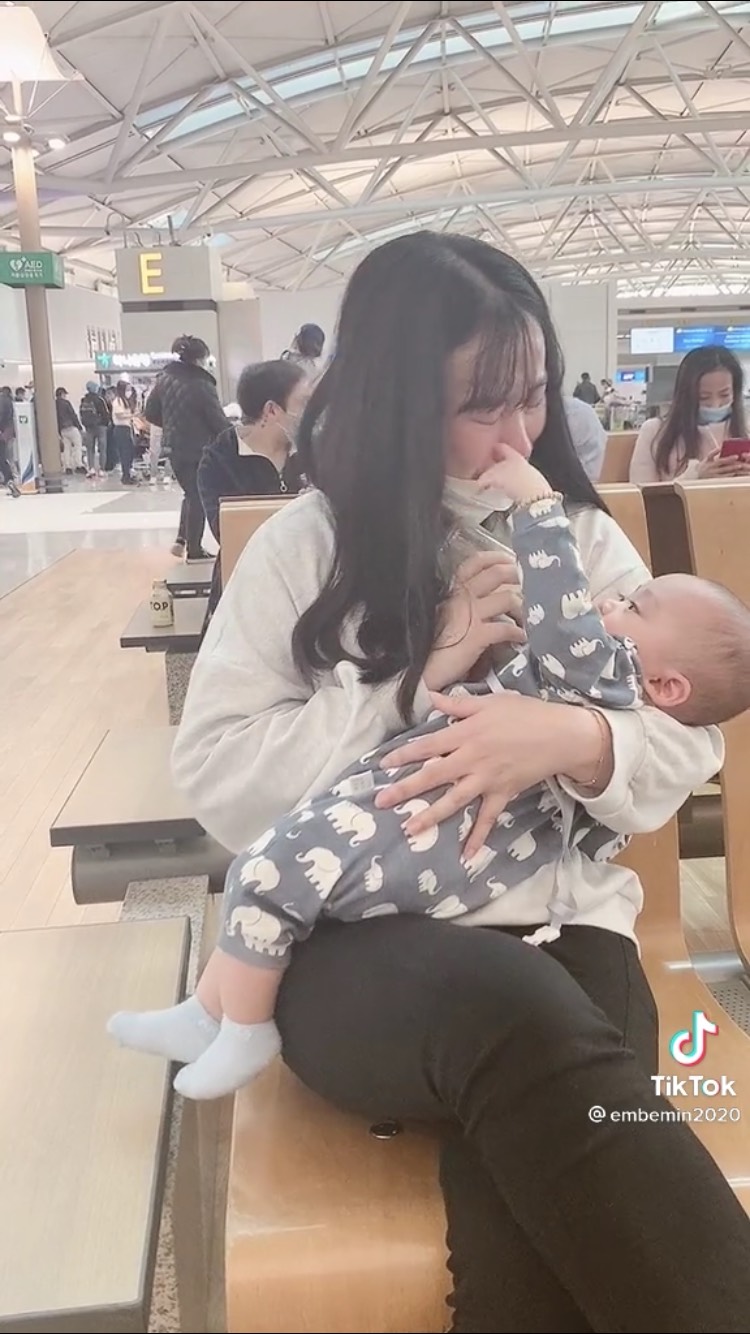 Mẹ khóc cạn nước mắt tiễn con nhỏ về nước: Xa em rồi, mẹ nhớ em nhiều lắm, về với ông bà đừng quên mẹ nghe con - Ảnh 2 Mẹ khóc cạn nước mắt tiễn con nhỏ về nước: Xa em rồi, mẹ nhớ em nhiều lắm, về với ông bà đừng quên mẹ nghe con - Ảnh 2