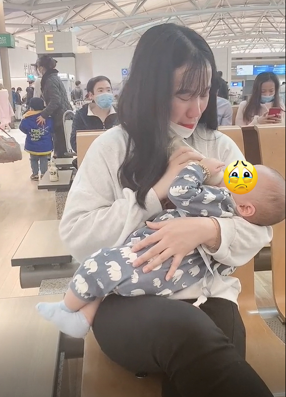 Mẹ khóc cạn nước mắt tiễn con nhỏ về nước: Xa em rồi, mẹ nhớ em nhiều lắm, về với ông bà đừng quên mẹ nghe con - Ảnh 1 Mẹ khóc cạn nước mắt tiễn con nhỏ về nước: Xa em rồi, mẹ nhớ em nhiều lắm, về với ông bà đừng quên mẹ nghe con - Ảnh 1