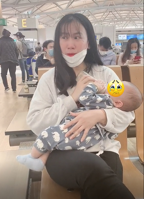 Vì miếng cơm manh áo, người mẹ đành đứt ruột gửi con chưa đầy 1 tuổi về nước cho ông bà chăm sóc. Vì miếng cơm manh áo, người mẹ đành đứt ruột gửi con chưa đầy 1 tuổi về nước cho ông bà chăm sóc.
