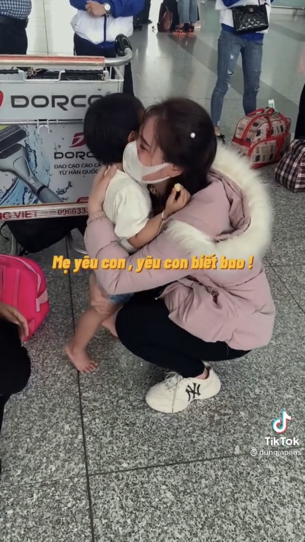 Mẹ yêu con, yêu con biết bao. Khi về nước đừng quên hơi ấm của mẹ... con nhé !