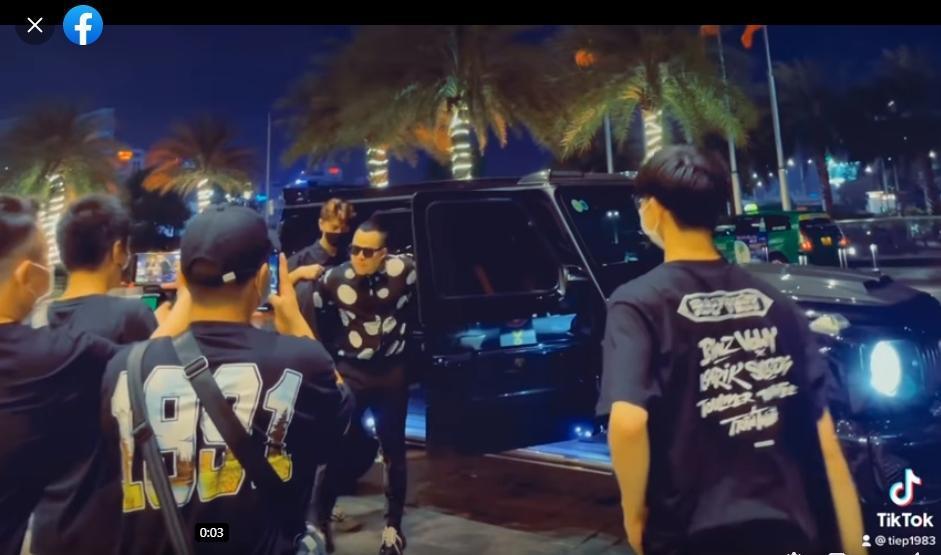 Giữa rừng người đeo khẩu trang, âu bầu lại cho mình 'lối đi riêng'. Ảnh: Internet Giữa rừng người đeo khẩu trang, âu bầu lại cho mình 'lối đi riêng'. Ảnh: Internet