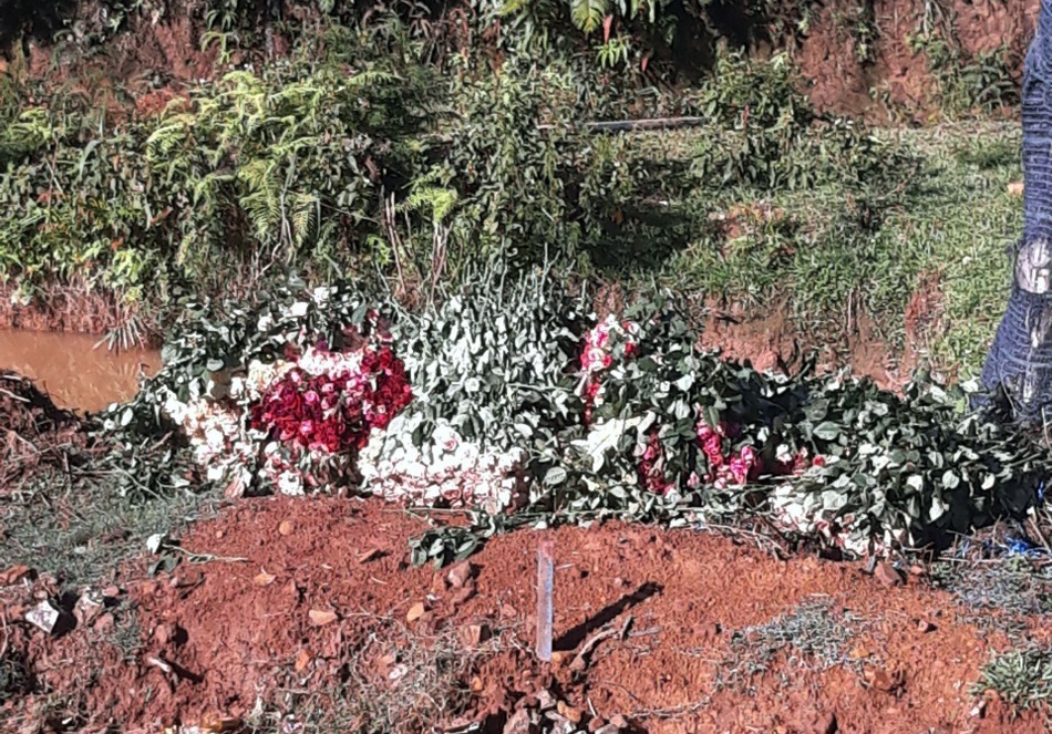 Hoa chất đống chờ đổ bỏ do không tiêu thụ được. Tình cảnh khiến ai nhìn thấy cũng đều xót xa. Ảnh: Thanhnien