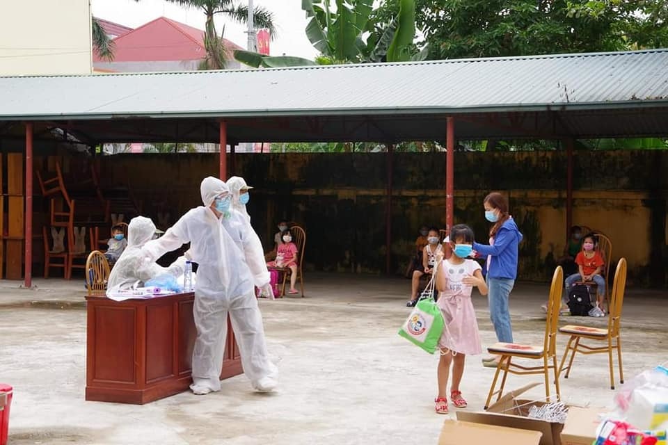 Hành lý các em mang đến khu cách ly thậm chí còn lớn hơn cả người.