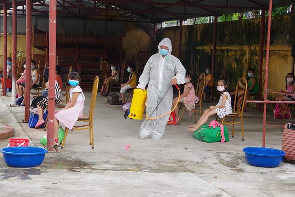 16 em học sinh thuộc diện F1 tại khu vực cách ly tập trung thuộc Trung tâm Chính trị huyện Lý Nhân để thực hiện cách ly y tế 21 ngày theo quy định. Các con còn quá nhỏ để hiểu được mọi chuyện.