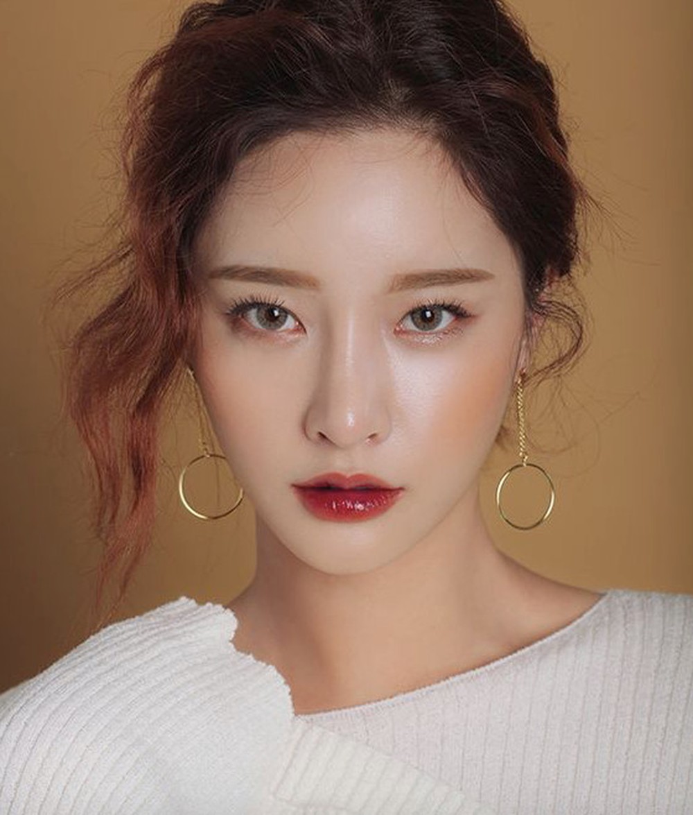 Nếu còn mắc 6 lỗi sau đây thì đừng mong xinh lên khi đánh son bóng - Ảnh 1