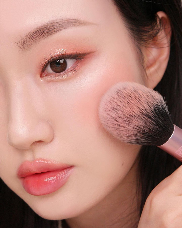 Nếu còn mắc 6 lỗi sau đây thì đừng mong xinh lên khi đánh son bóng - Ảnh 6 Nếu còn mắc 6 lỗi sau đây thì đừng mong xinh lên khi đánh son bóng - Ảnh 6