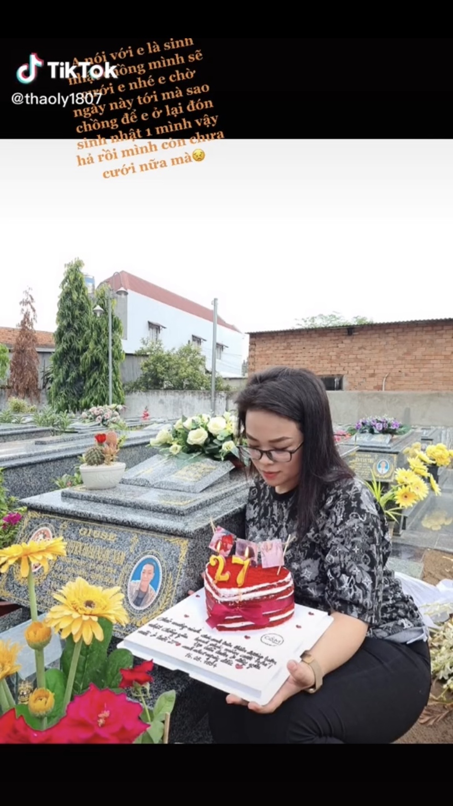 Nghẹn ngào hình ảnh mẹ vợ thất thần ôm di ảnh con rể, thi thoảng tâm sự một mình: Mẹ thương con như ruột thịt của mình - Ảnh 6 Nghẹn ngào hình ảnh mẹ vợ thất thần ôm di ảnh con rể, thi thoảng tâm sự một mình: Mẹ thương con như ruột thịt của mình - Ảnh 6