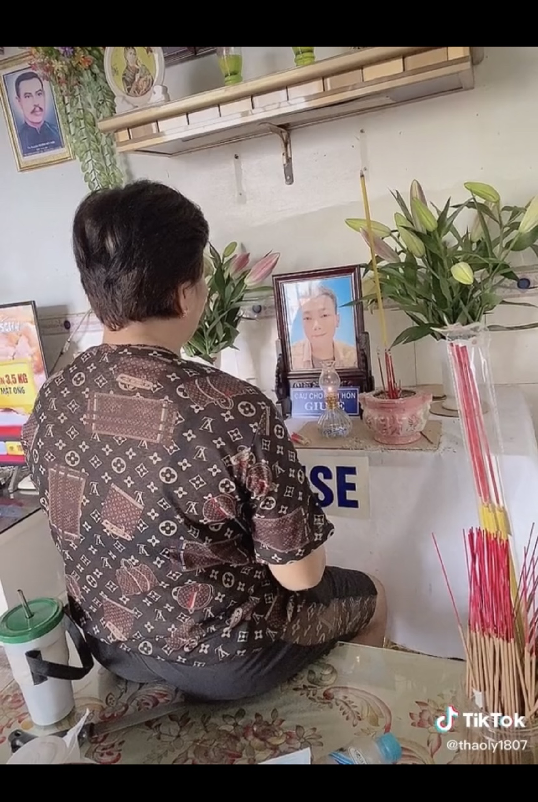 Nghẹn ngào hình ảnh mẹ vợ thất thần ôm di ảnh con rể, thi thoảng tâm sự một mình: Mẹ thương con như ruột thịt của mình - Ảnh 4 Nghẹn ngào hình ảnh mẹ vợ thất thần ôm di ảnh con rể, thi thoảng tâm sự một mình: Mẹ thương con như ruột thịt của mình - Ảnh 4