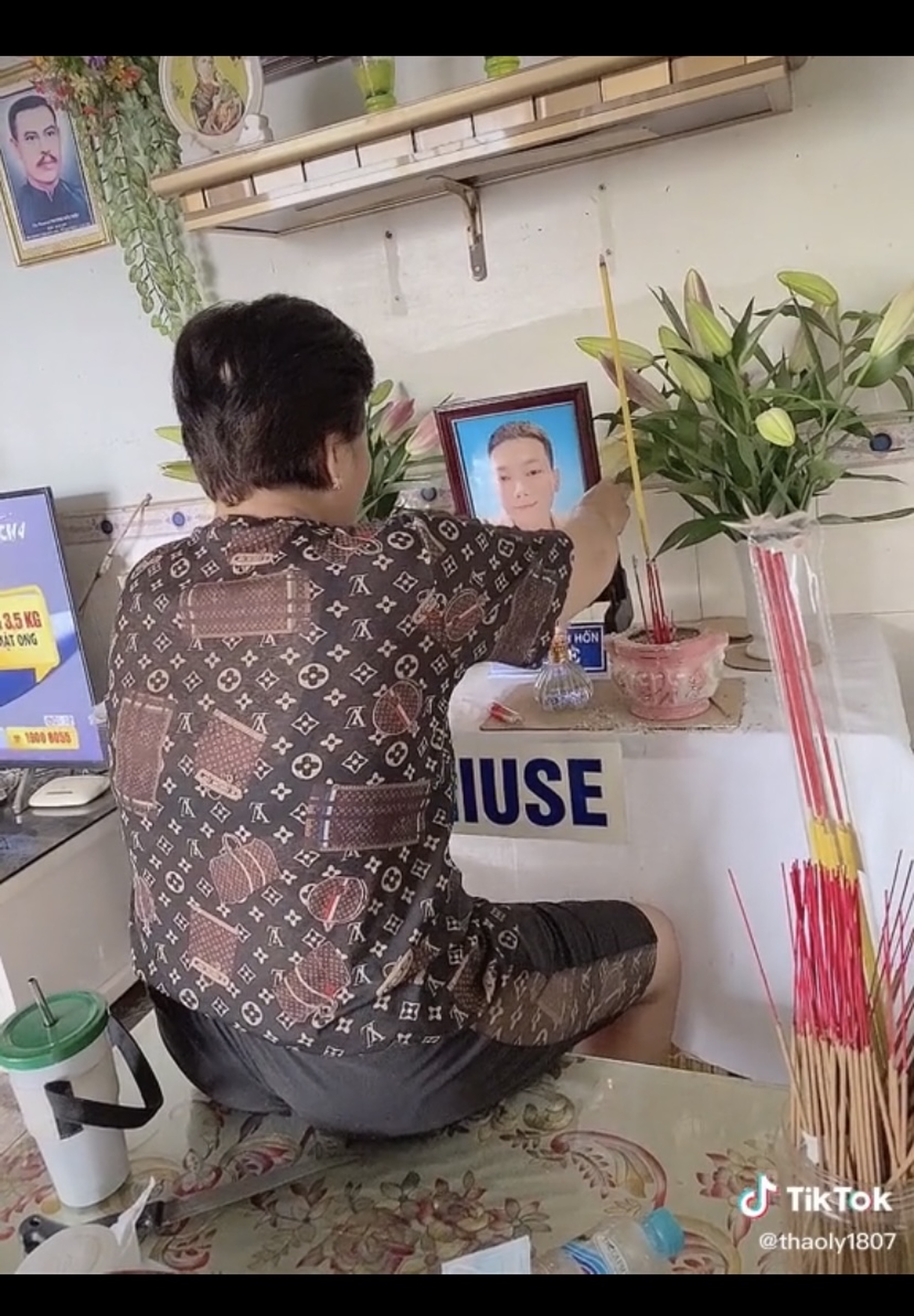 Nghẹn ngào hình ảnh mẹ vợ thất thần ôm di ảnh con rể, thi thoảng tâm sự một mình: Mẹ thương con như ruột thịt của mình - Ảnh 3 Nghẹn ngào hình ảnh mẹ vợ thất thần ôm di ảnh con rể, thi thoảng tâm sự một mình: Mẹ thương con như ruột thịt của mình - Ảnh 3