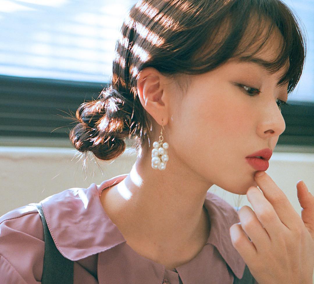 Thoát cảnh 'đầu bù' mùa nắng với kiểu tóc búi thấp - Ảnh 3