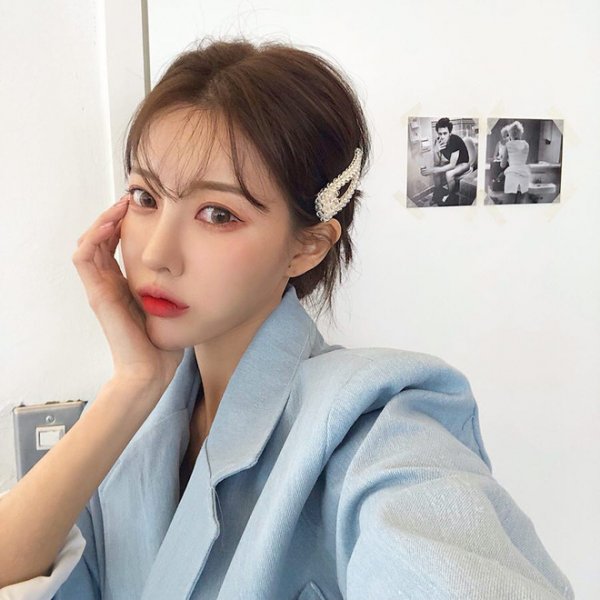 Thoát cảnh 'đầu bù' mùa nắng với kiểu tóc búi thấp - Ảnh 9