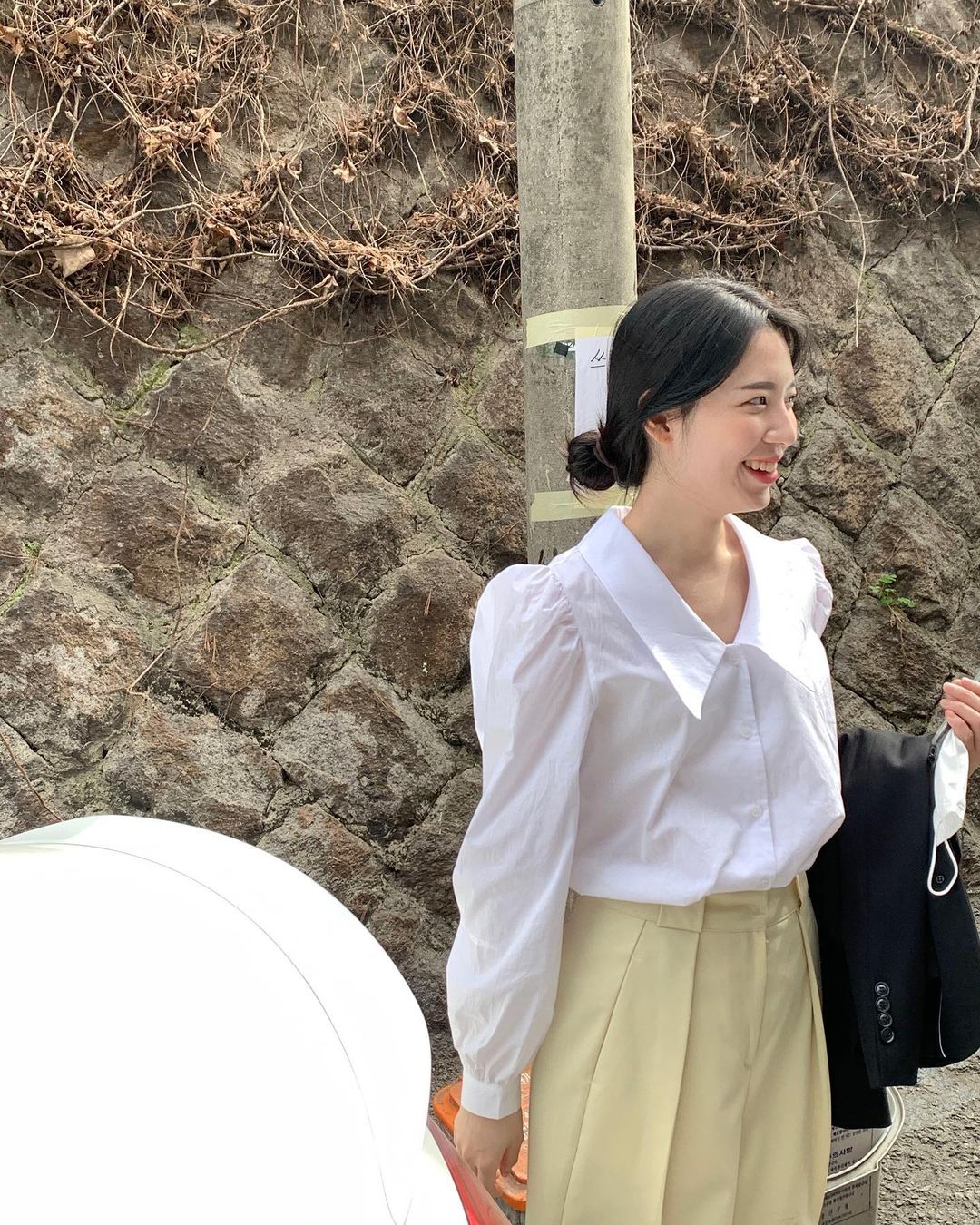 Thoát cảnh 'đầu bù' mùa nắng với kiểu tóc búi thấp - Ảnh 6