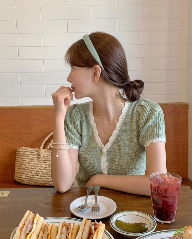 Thoát cảnh 'đầu bù' mùa nắng với kiểu tóc búi thấp - Ảnh 2