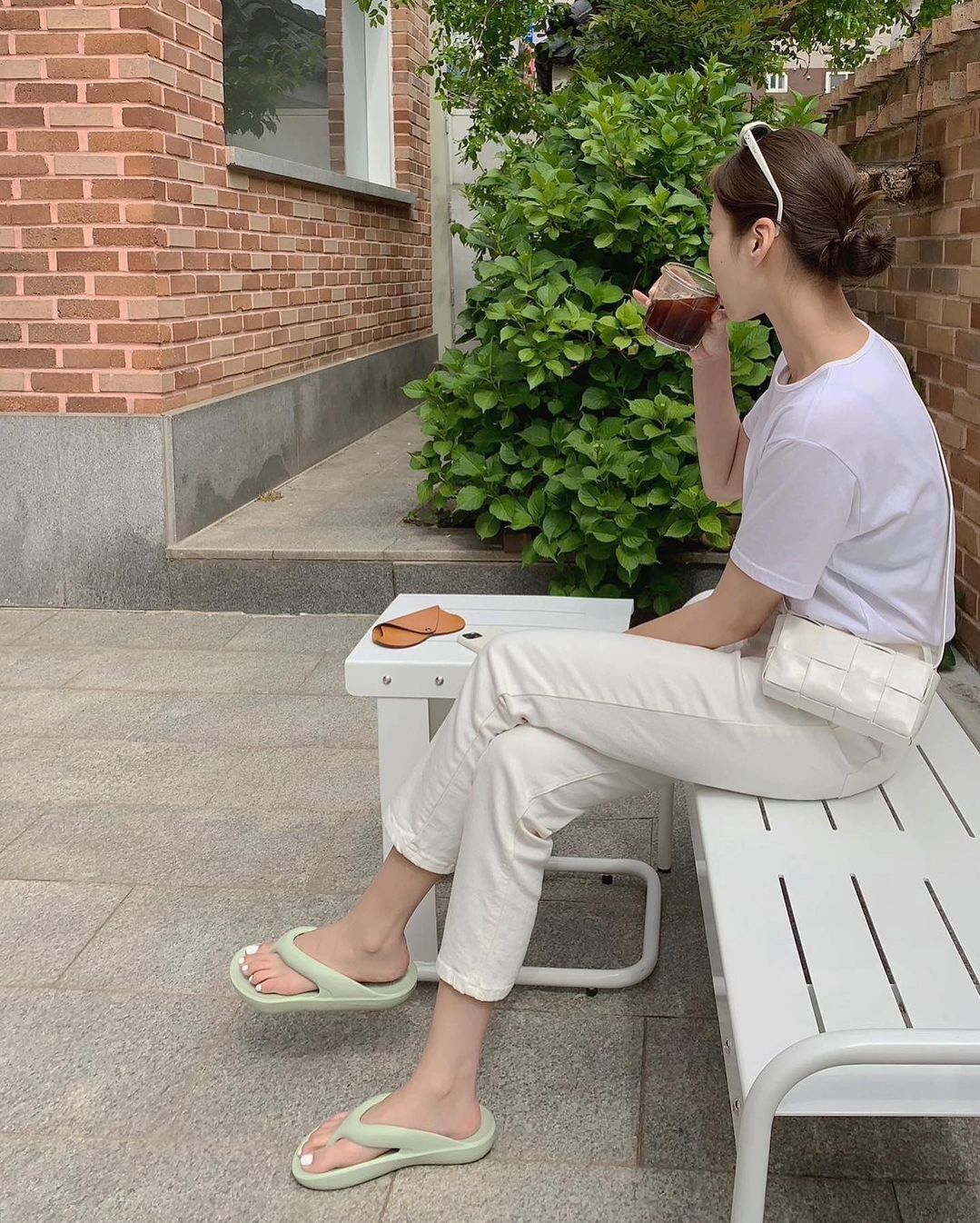 Thoát cảnh 'đầu bù' mùa nắng với kiểu tóc búi thấp - Ảnh 1