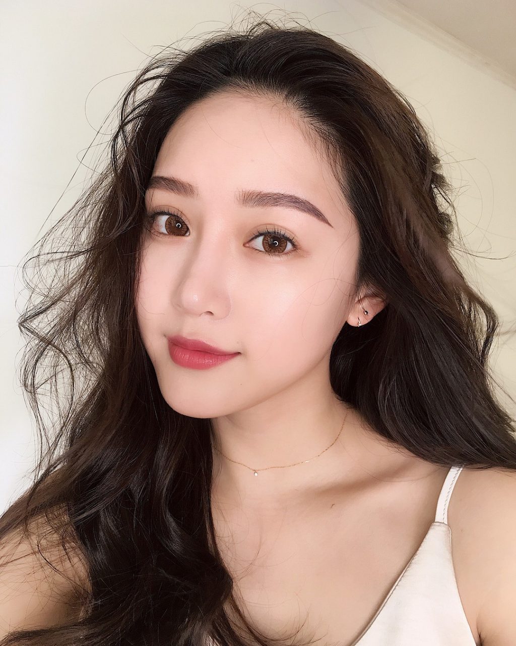 F5 bản thân với các mẹo trang điểm giúp gương mặt 'trẻ ra chục tuổi' - Ảnh 2