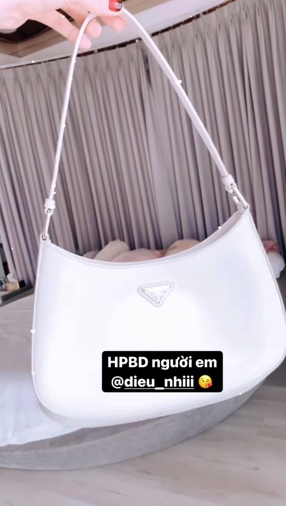 Chiếc túi kẹp nách mà nữ hoàng nội y tặng cho Ngọc Trinh có giá khoảng 30 triệu. Ảnh: Chụp màn hình Chiếc túi kẹp nách mà nữ hoàng nội y tặng cho Ngọc Trinh có giá khoảng 30 triệu. Ảnh: Chụp màn hình