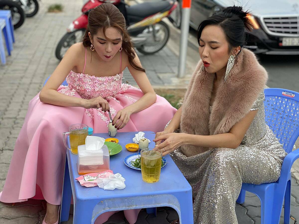 Khoảnh khắc cực kì đáng yêu của 'chị em cây khế'. Ảnh: Internet Khoảnh khắc cực kì đáng yêu của 'chị em cây khế'. Ảnh: Internet