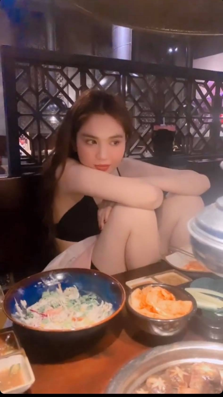 Dù biết rõ máy quay đang hướng về phía mình nhưng mỹ nhân không lo lắng xoay chuyển tư thế. Ảnh chụp màn hình