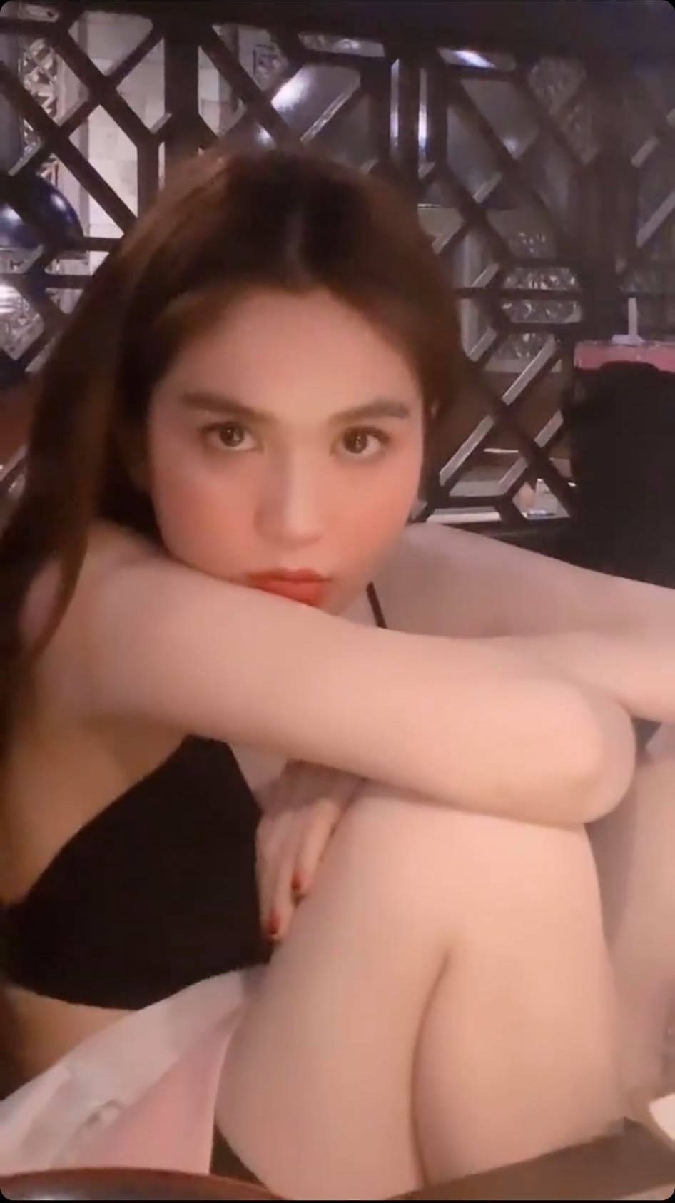 Ngọc Trinh thoải mái với dáng ngồi 'độc nhất vô nhị' tại nhà hàng sang trọng. Ảnh chụp màn hình