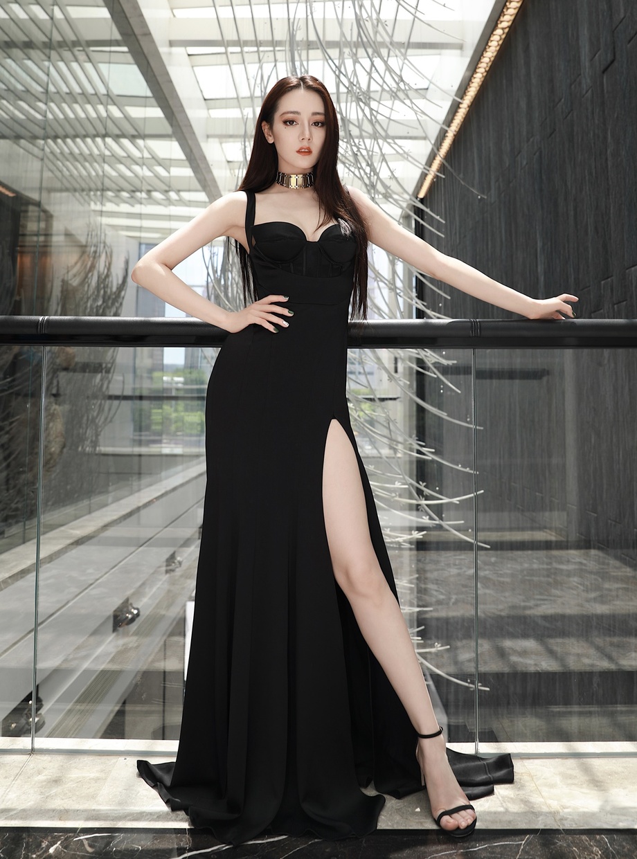 Ngắm sắc vóc đẹp như 'tạc tượng' của Địch Lệ Nhiệt Ba trong loạt thiết kế cắt xẻ  - Ảnh 1