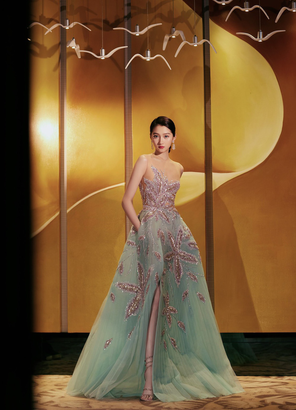 Sao Trung và những lần 'đau đầu' vì quảng cáo: Lưu Thi Thi, Quan Hiểu Đông bị chỉ trích, Mã Y Lợi bị điều tra vì lừa đảo - Ảnh 2