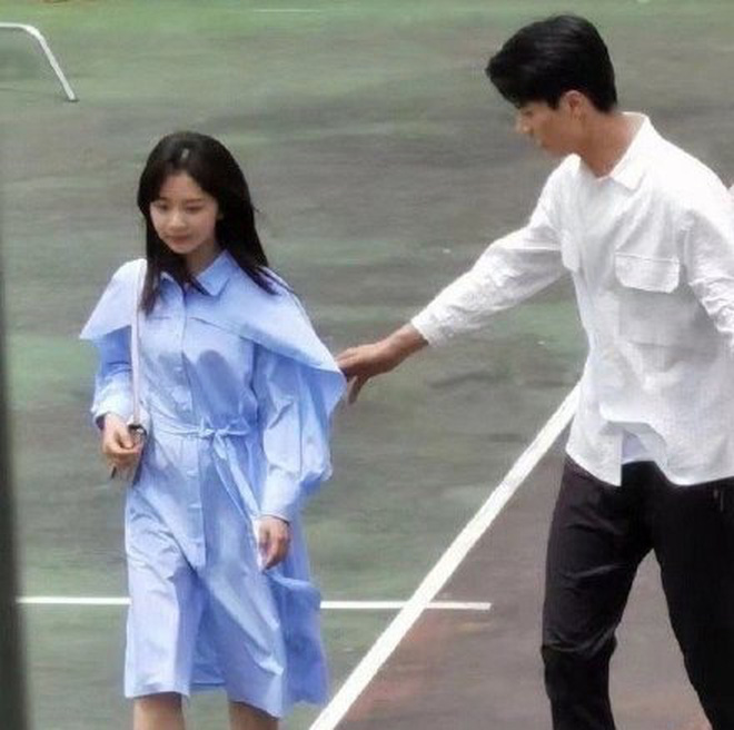Đàm Tùng Vận hóa thân thành quý cô công sở, nhưng sao cứ 'nhí nhảnh' đáng yêu thế này - Ảnh 1 Đàm Tùng Vận hóa thân thành quý cô công sở, nhưng sao cứ 'nhí nhảnh' đáng yêu thế này - Ảnh 1