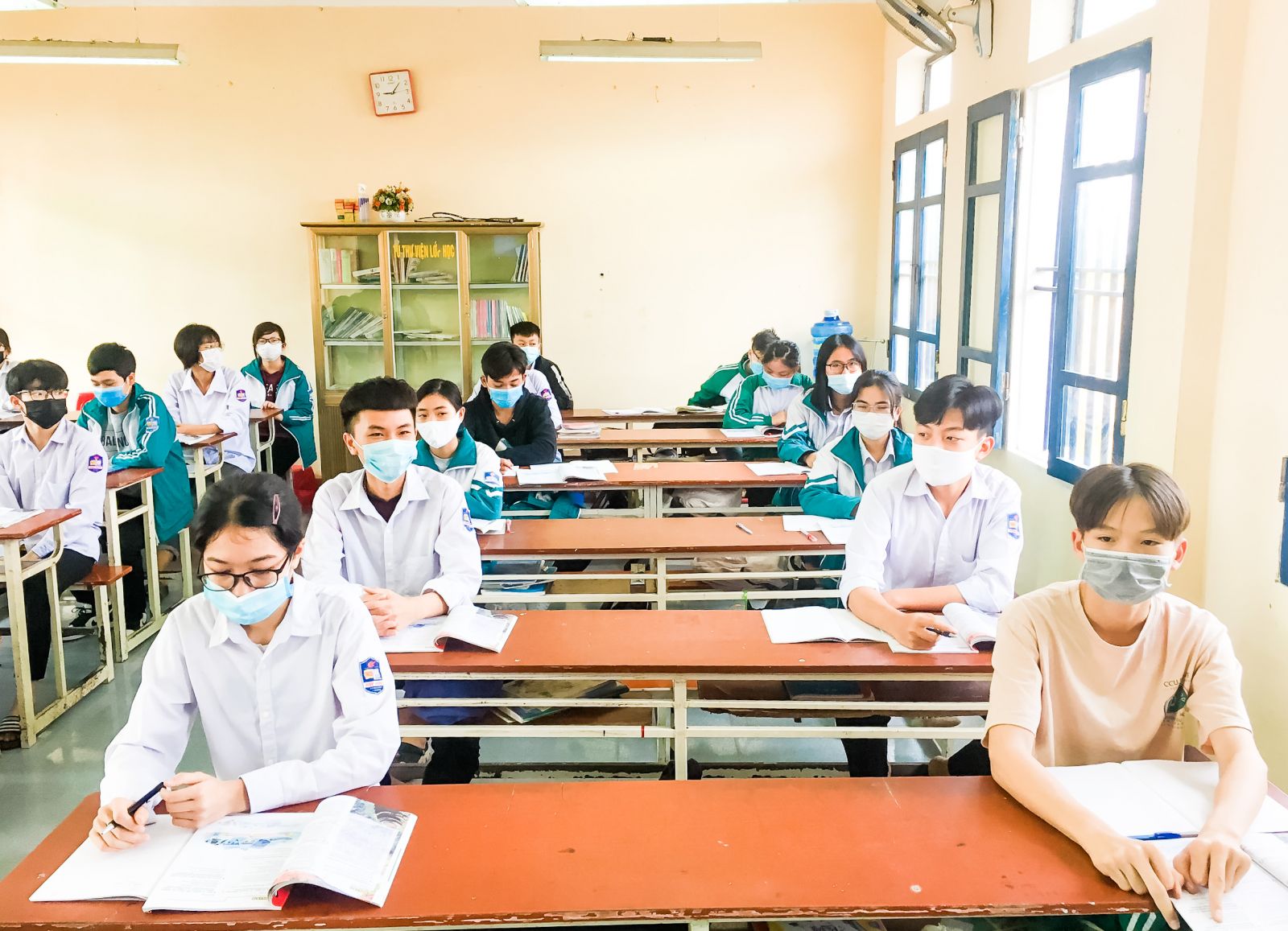 Được quay trở lại trường để ôn tập, nhưng phải đảm bảo các quy định về phòng, chống dịch Covid-19. Ảnh minh họa. Ảnh: Việt Nam hội nhập