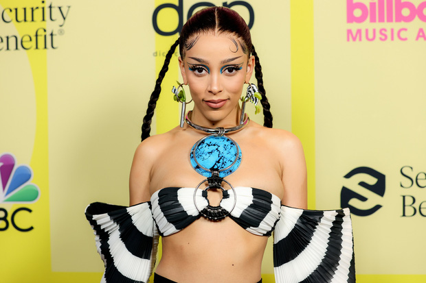 Thời trang siêu thảm đỏ Billboard Music Awards 2021: Jonas Brothers có màn tái ngộ đáng nhớ, Doja Cat hóa ‘ngựa vằn’ - Ảnh 4 Thời trang siêu thảm đỏ Billboard Music Awards 2021: Jonas Brothers có màn tái ngộ đáng nhớ, Doja Cat hóa ‘ngựa vằn’ - Ảnh 4