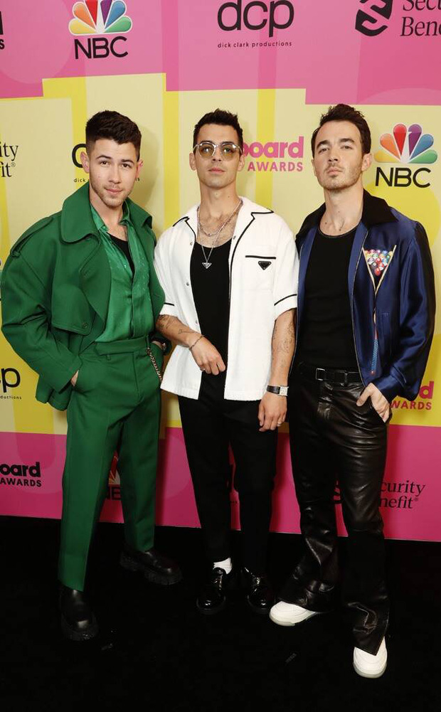 Thời trang siêu thảm đỏ Billboard Music Awards 2021: Jonas Brothers có màn tái ngộ đáng nhớ, Doja Cat hóa ‘ngựa vằn’ - Ảnh 3 Thời trang siêu thảm đỏ Billboard Music Awards 2021: Jonas Brothers có màn tái ngộ đáng nhớ, Doja Cat hóa ‘ngựa vằn’ - Ảnh 3
