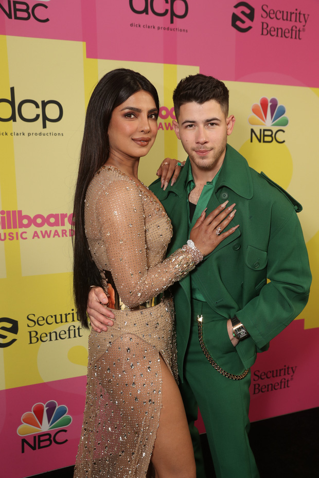 Thời trang siêu thảm đỏ Billboard Music Awards 2021: Jonas Brothers có màn tái ngộ đáng nhớ, Doja Cat hóa ‘ngựa vằn’ - Ảnh 1 Thời trang siêu thảm đỏ Billboard Music Awards 2021: Jonas Brothers có màn tái ngộ đáng nhớ, Doja Cat hóa ‘ngựa vằn’ - Ảnh 1