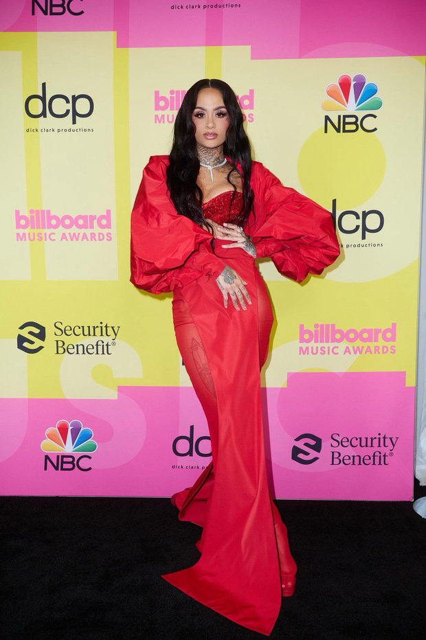 Thời trang siêu thảm đỏ Billboard Music Awards 2021: Jonas Brothers có màn tái ngộ đáng nhớ, Doja Cat hóa ‘ngựa vằn’ - Ảnh 9 Thời trang siêu thảm đỏ Billboard Music Awards 2021: Jonas Brothers có màn tái ngộ đáng nhớ, Doja Cat hóa ‘ngựa vằn’ - Ảnh 9