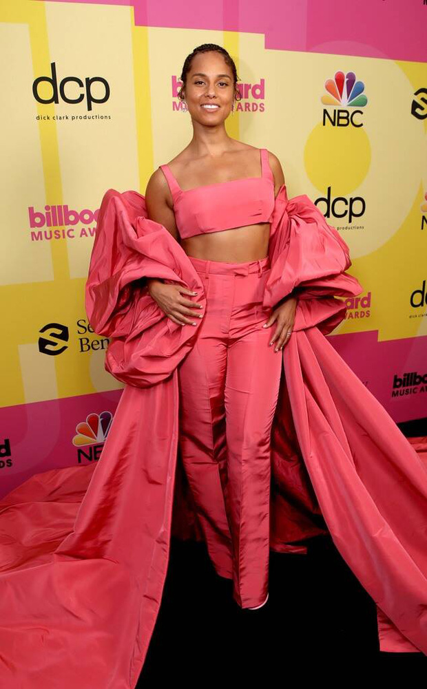 Thời trang siêu thảm đỏ Billboard Music Awards 2021: Jonas Brothers có màn tái ngộ đáng nhớ, Doja Cat hóa ‘ngựa vằn’ - Ảnh 7 Thời trang siêu thảm đỏ Billboard Music Awards 2021: Jonas Brothers có màn tái ngộ đáng nhớ, Doja Cat hóa ‘ngựa vằn’ - Ảnh 7