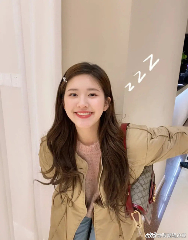 Nụ cười tỏa nắng khiến các fan boy 'say như điếu đổ'. Nụ cười tỏa nắng khiến các fan boy 'say như điếu đổ'.