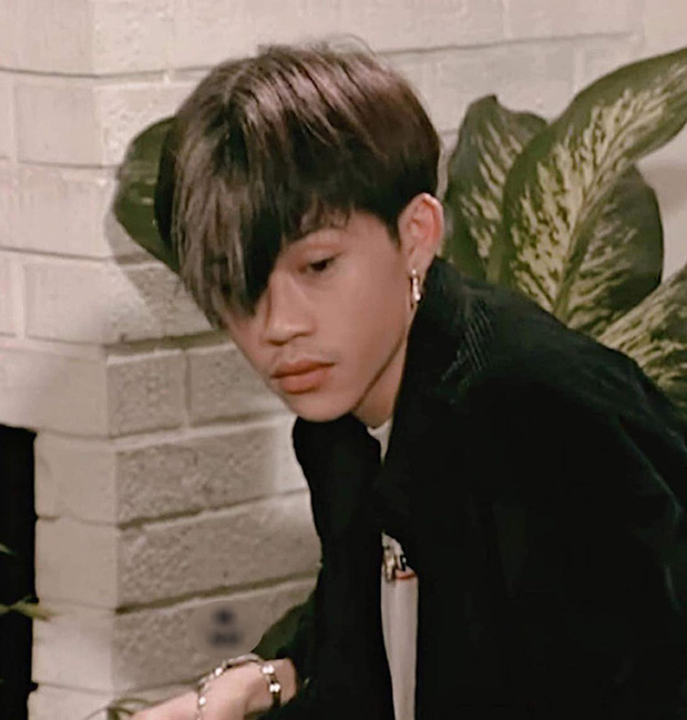 Hình ảnh nam nghệ sĩ nhuộm tóc, đeo khuyên tai khiến khán giả không khỏi ngạc nhiên.