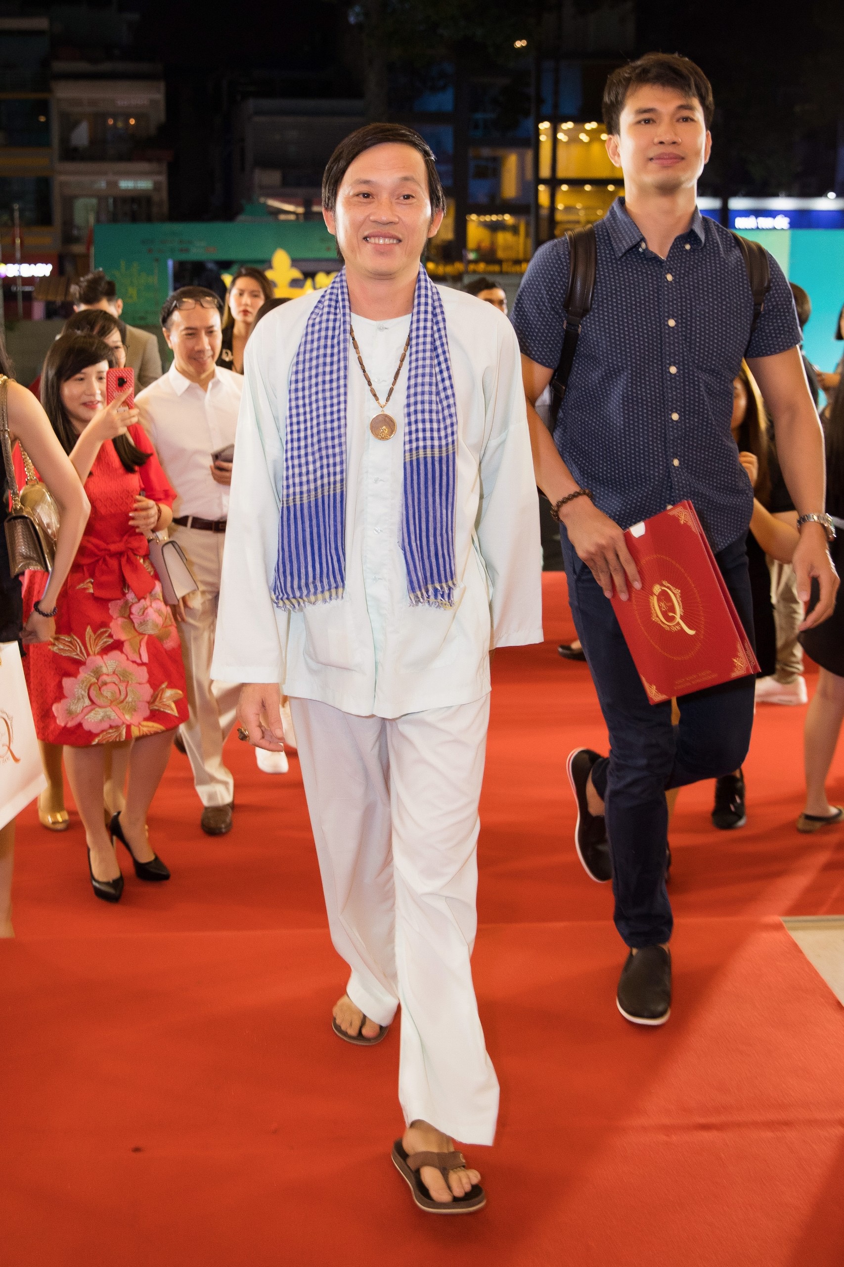 Bất ngờ cuộc sống của danh hài Hoài Linh thời trẻ: 'Đi chơi mỗi đêm, không ăn uống thì đi cà phê, vũ trường - Ảnh 2