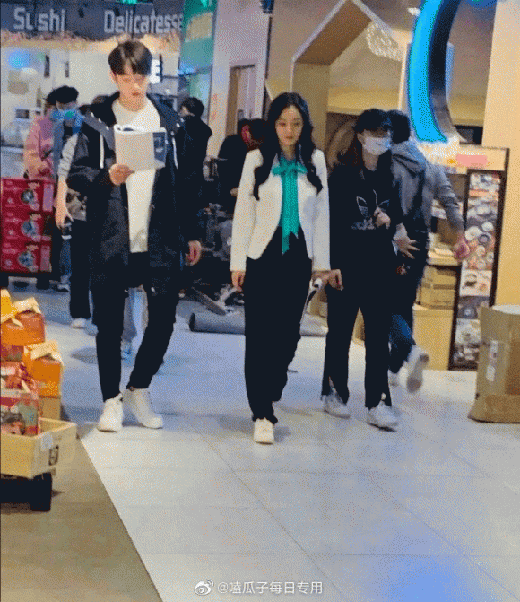 Dương Mịch 'ngã lòng' Hứa Khải, netizen 'rần rần' đẩy thuyền, quên luôn cả Ngụy Đại Huân - Ảnh 2 Dương Mịch 'ngã lòng' Hứa Khải, netizen 'rần rần' đẩy thuyền, quên luôn cả Ngụy Đại Huân - Ảnh 2