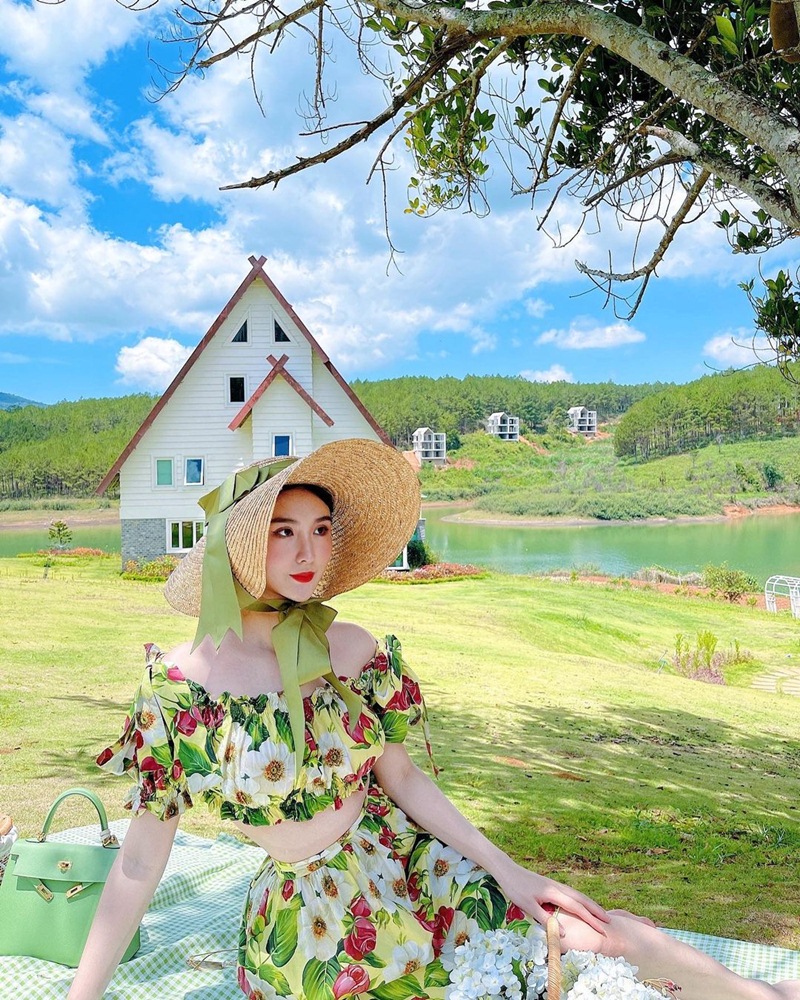Thời trang sao Việt tuần qua: Hồ Ngọc Hà, Minh Hằng 'mê mệt' với trang phục pastel, Thanh Hằng nền nã hết mực - Ảnh 7 Thời trang sao Việt tuần qua: Hồ Ngọc Hà, Minh Hằng 'mê mệt' với trang phục pastel, Thanh Hằng nền nã hết mực - Ảnh 7