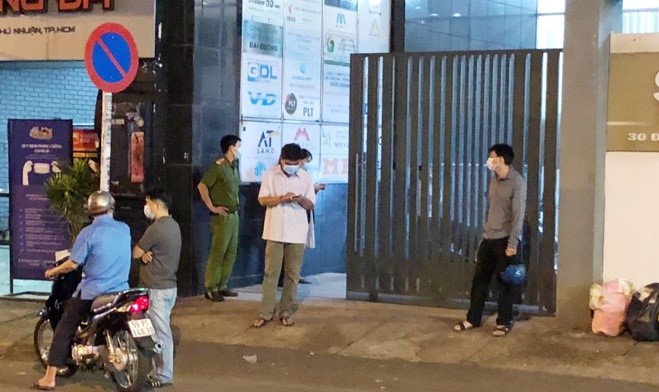 Trung tâm Y tế quận Phú Nhuận cũng đã triển khai phong tỏa tạm thời tòa nhà để điều tra truy vết, xác định đối tượng tiếp xúc gần tại nơi người này làm việc. Ảnh: Zing.vn